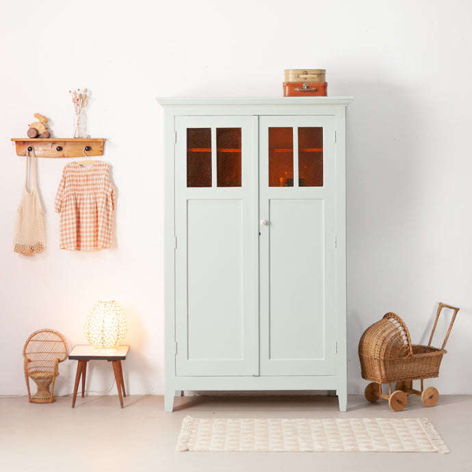Vintage kast met gele ruitjes