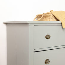 Afbeelding in Gallery-weergave laden, Lichtgrijze vintage commode met lades