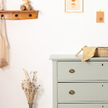 Afbeelding in Gallery-weergave laden, Lichtgrijze vintage commode met lades