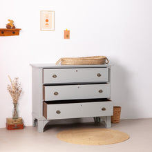 Afbeelding in Gallery-weergave laden, Lichtgrijze vintage commode met lades