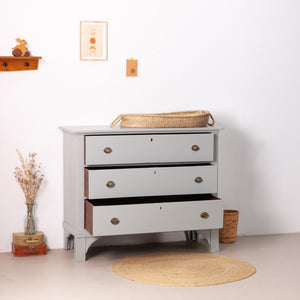 Lichtgrijze vintage commode met lades