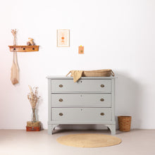 Afbeelding in Gallery-weergave laden, Lichtgrijze vintage commode met lades