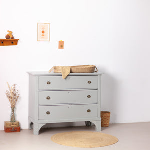 Lichtgrijze vintage commode met lades