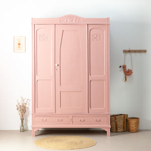 Sierlijke roze vintage kast