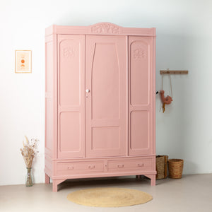 Sierlijke roze vintage kast