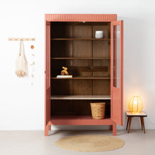 Afbeelding in Gallery-weergave laden, Vintage vitrinekast met sierlijk houtsnijwerk