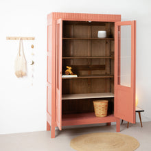 Afbeelding in Gallery-weergave laden, Vintage vitrinekast met sierlijk houtsnijwerk