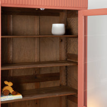 Afbeelding in Gallery-weergave laden, Vintage vitrinekast met sierlijk houtsnijwerk