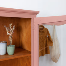 Afbeelding in Gallery-weergave laden, Lieve vintage kast met ruitjes
