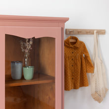 Afbeelding in Gallery-weergave laden, Lieve vintage kast met ruitjes