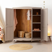 Afbeelding in Gallery-weergave laden, Demontabele vintage kast met drie deuren